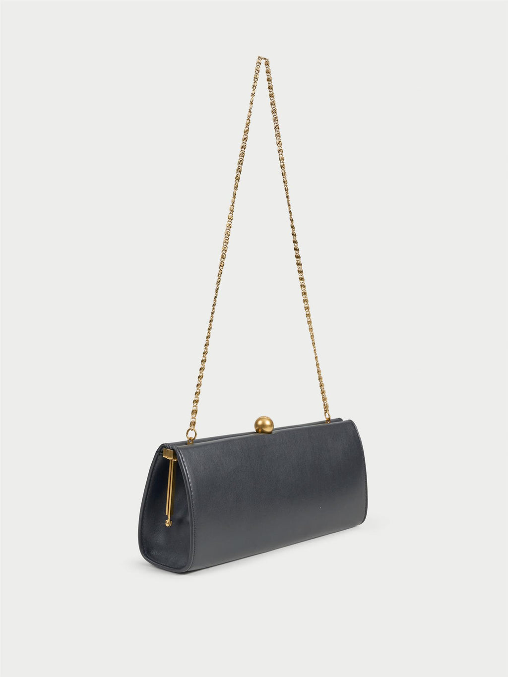ELLON NAPPA veske fra By Malene Birger i fargen sort, laget i 100% kuskinn. Metallstropp, avtagbar skulderreim, innvendig lomme og "Kiss-Lock"-lukking.