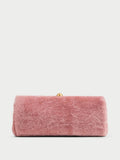 ELLON SHEARLING veske fra By Malene Birger i fargen rosa, laget i farget saueskinn. Metallstropp, avtagbar skulderreim, innvendig lomme og "Kiss-Lock"-lukking.