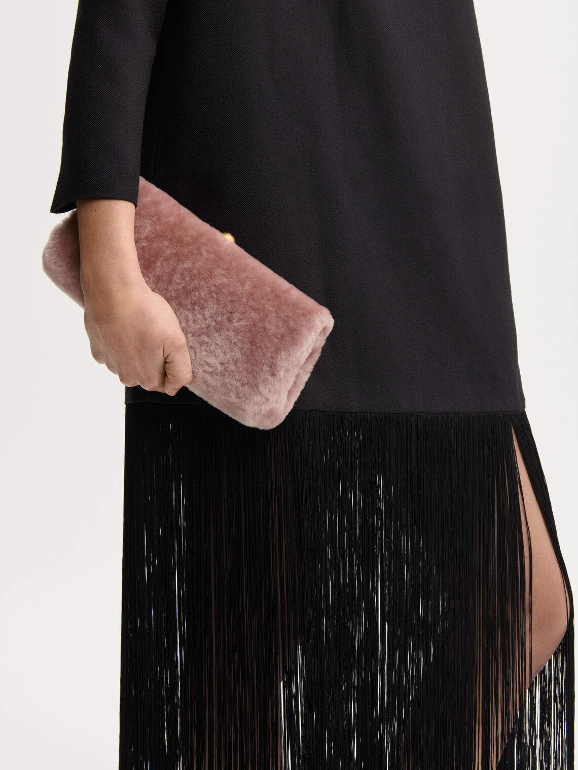 ELLON SHEARLING veske fra By Malene Birger i fargen rosa, laget i farget saueskinn. Metallstropp, avtagbar skulderreim, innvendig lomme og "Kiss-Lock"-lukking.