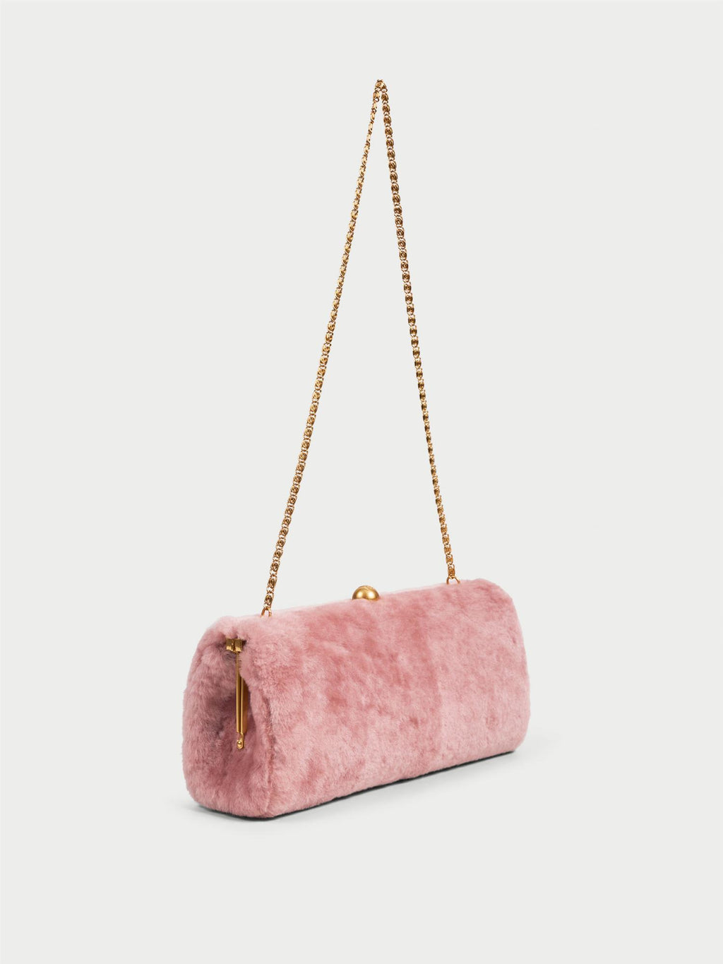 ELLON SHEARLING veske fra By Malene Birger i fargen rosa, laget i farget saueskinn. Metallstropp, avtagbar skulderreim, innvendig lomme og "Kiss-Lock"-lukking.