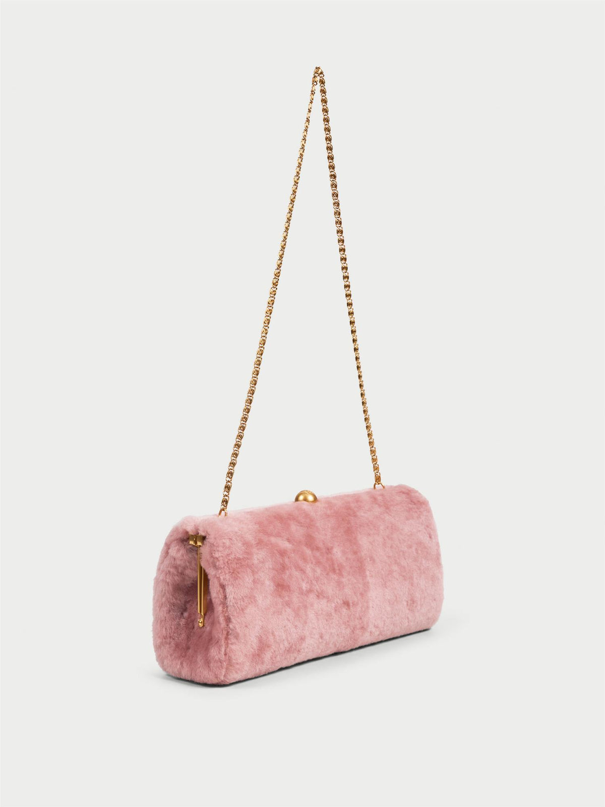 ELLON SHEARLING veske fra By Malene Birger i fargen rosa, laget i farget saueskinn. Metallstropp, avtagbar skulderreim, innvendig lomme og "Kiss-Lock"-lukking.