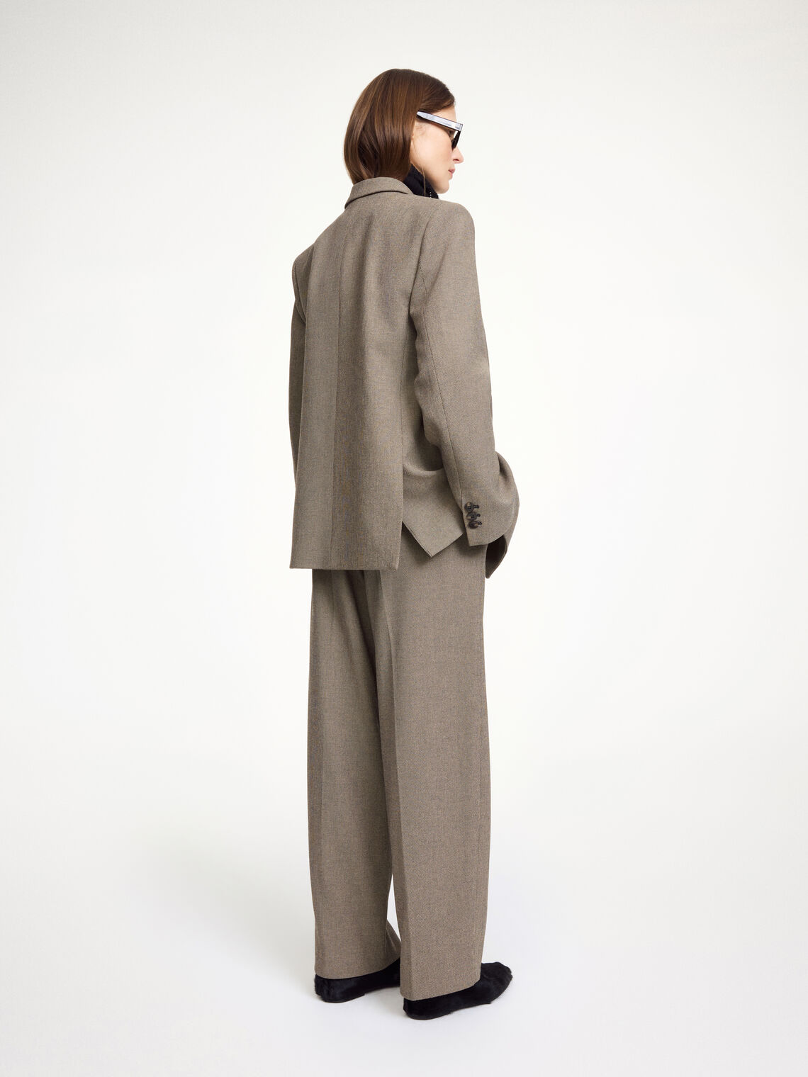 By Malene Birger Elsa dressbukse i brun, med en stilig melering og struktur, laget av polyester, viskose og elastan.