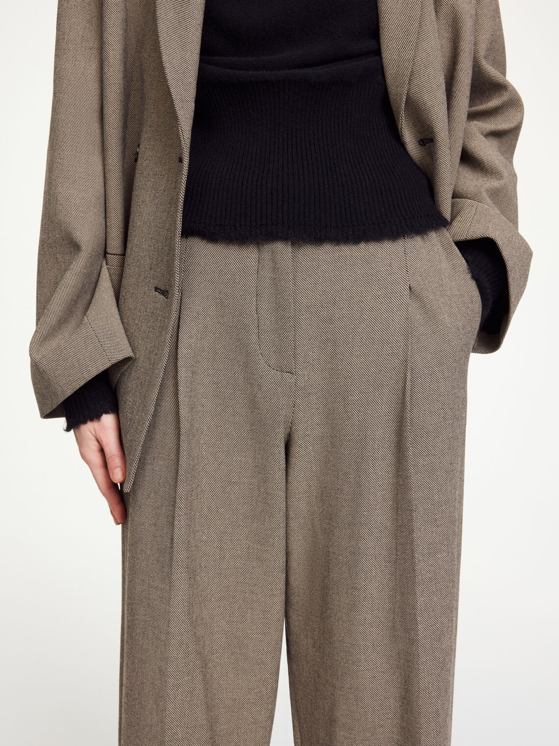 By Malene Birger Elsa dressbukse i brun, med en stilig melering og struktur, laget av polyester, viskose og elastan.