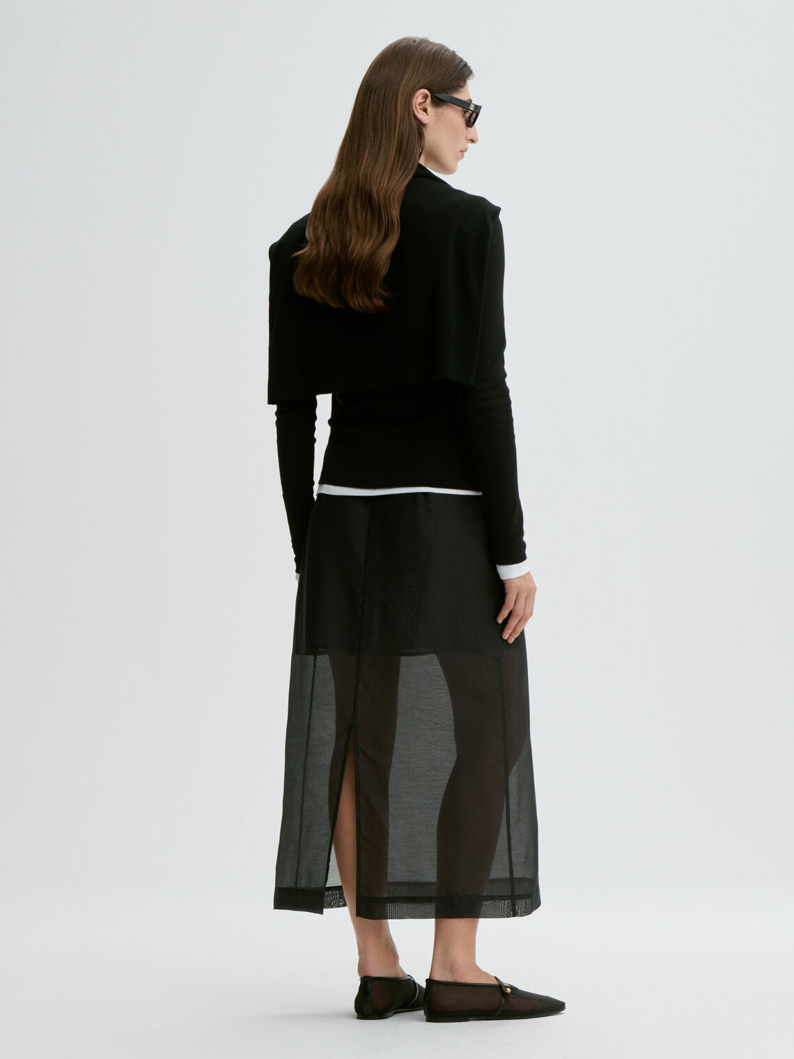 By Malene Birger Esta sort organzaskjørt, baksidedetalj med splitt og delvis for.