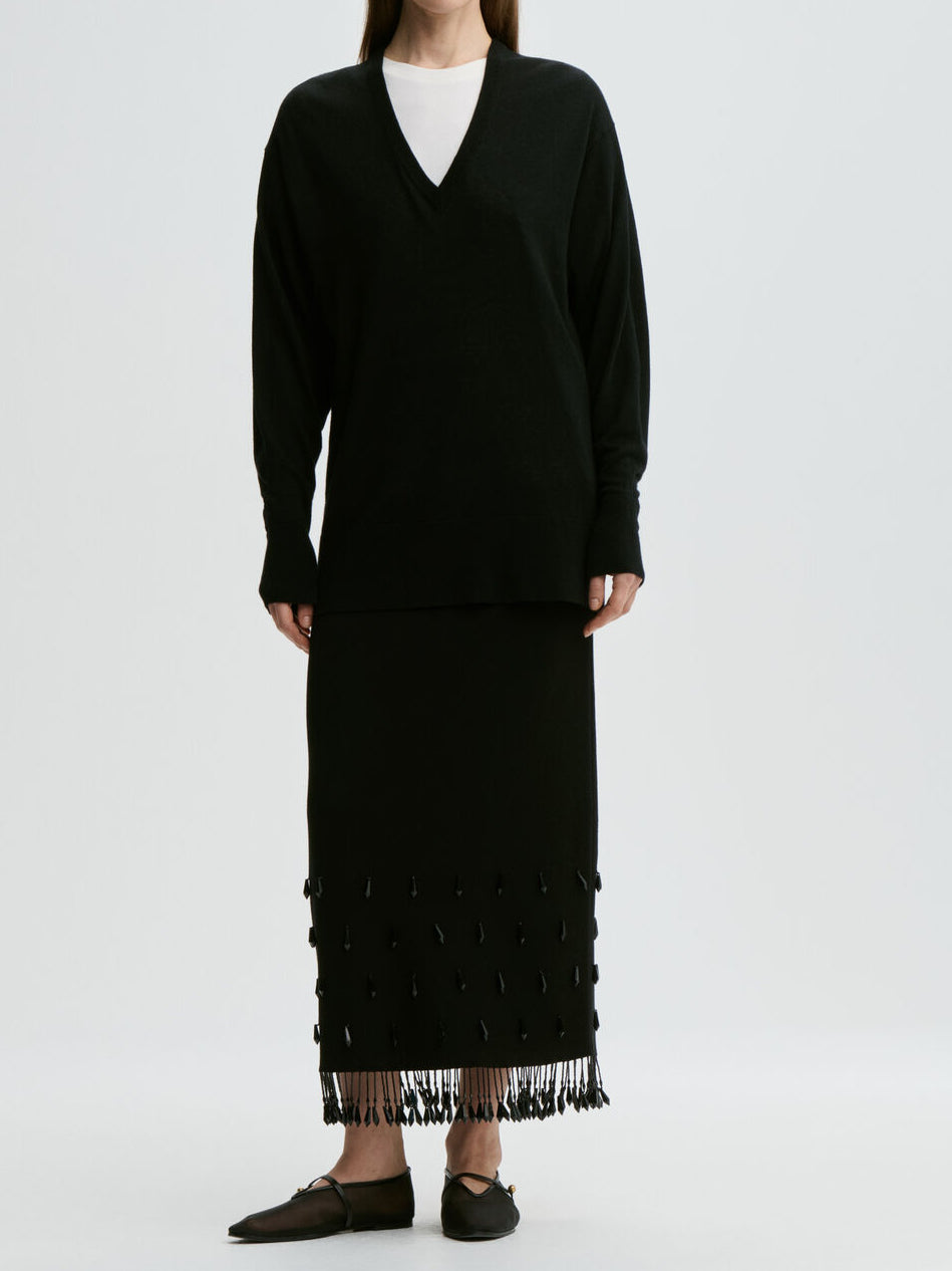 By Malene Birger Estilla sort strikket skjørt med dekorative perler nedentil, lang lengde.