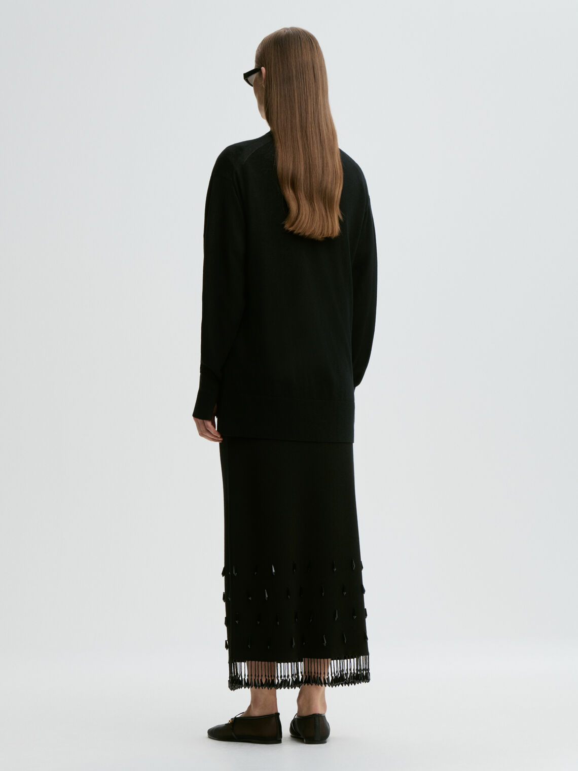 By Malene Birger Estilla sort viskoseskjørt, baksidedetalj med strikk i livet og perlekant.