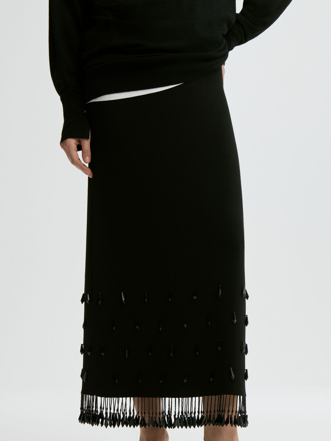 By Malene Birger Estilla sort strikket skjørt, detalj av skinnende perler og viskose-materiale.