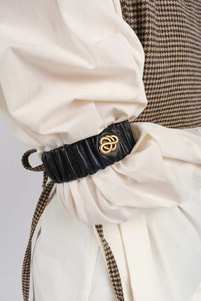 By Malene Birger Evelo armbånd i sort, laget av 100% saueskinn med et swirl-motiv.