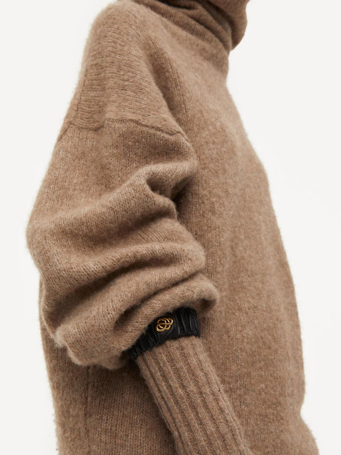 By Malene Birger Evelo armbånd i sort, laget av 100% saueskinn med et swirl-motiv.