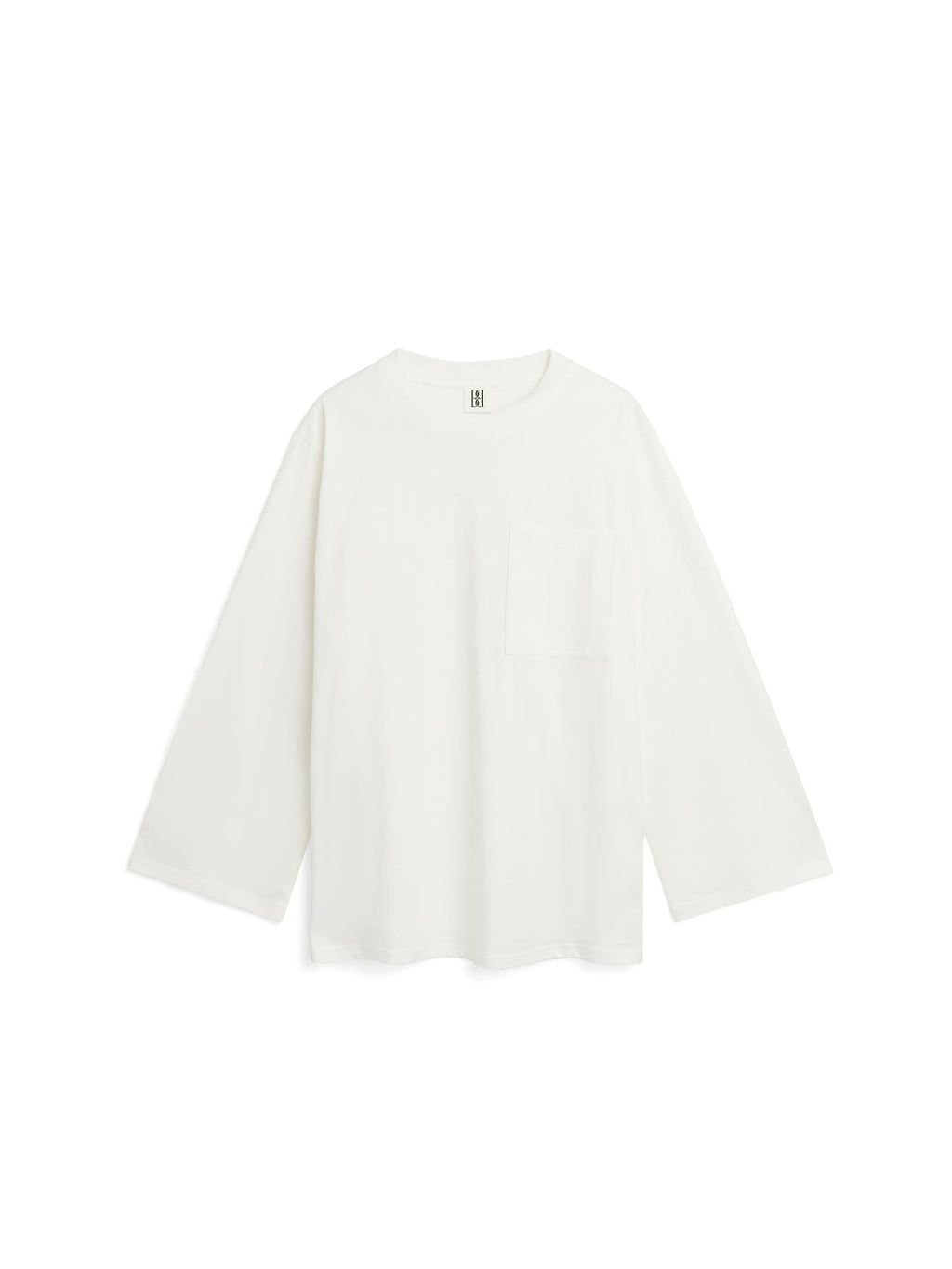 By Malene Birger Fayeh langermet t-skjorte i hvit, med oversized passform og brystlomme, laget av 100% organisk bomull.