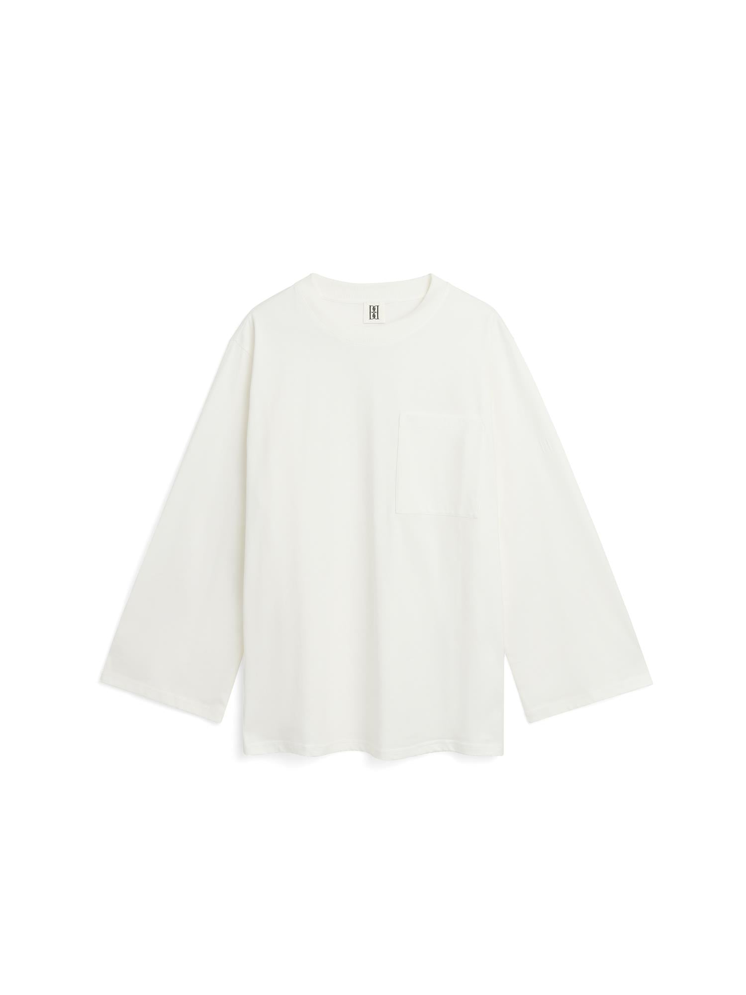 By Malene Birger Fayeh langermet t-skjorte i hvit, med oversized passform og brystlomme, laget av 100% organisk bomull.
