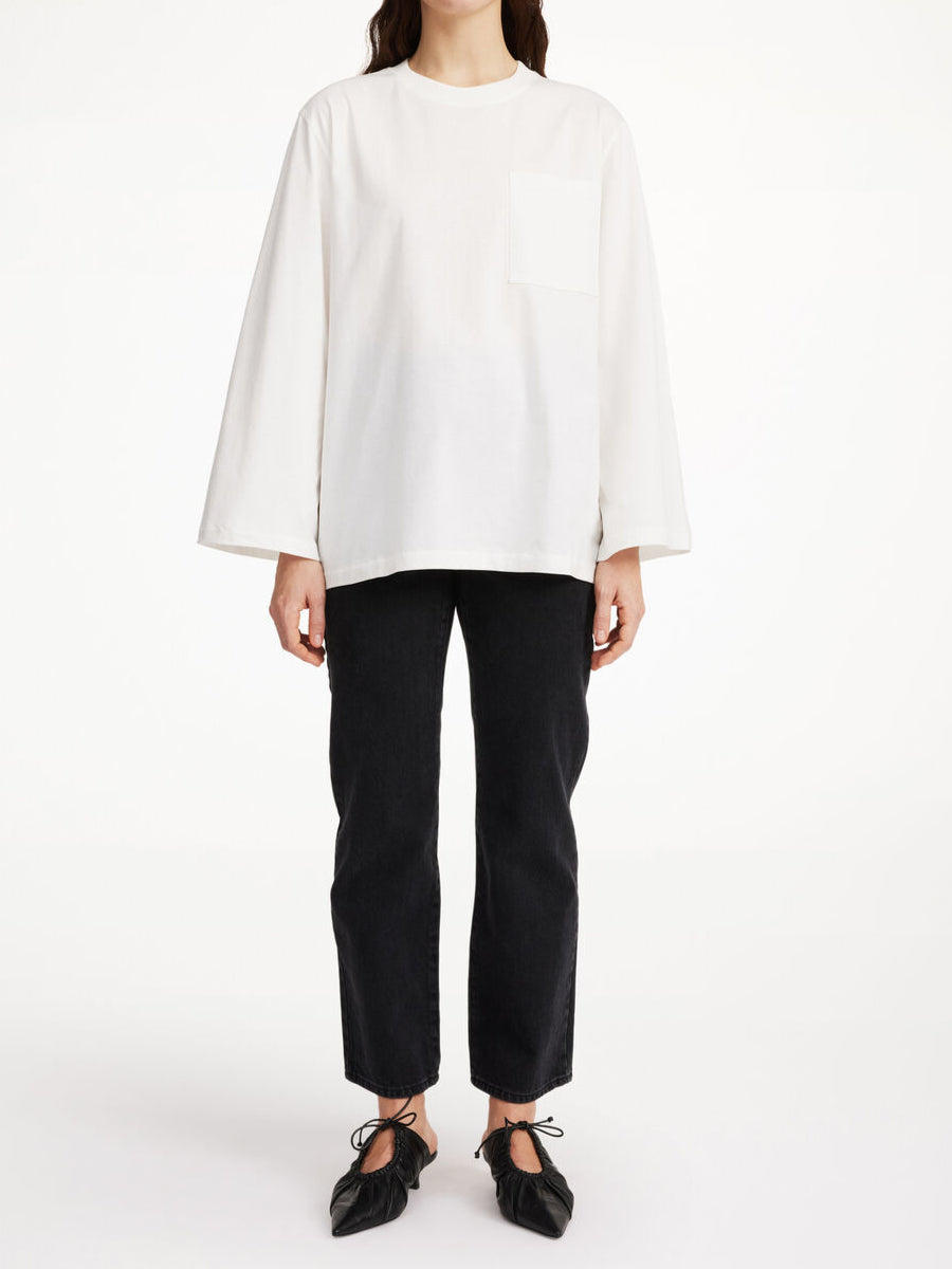 By Malene Birger Fayeh langermet t-skjorte i hvit, med oversized passform og brystlomme, laget av 100% organisk bomull.