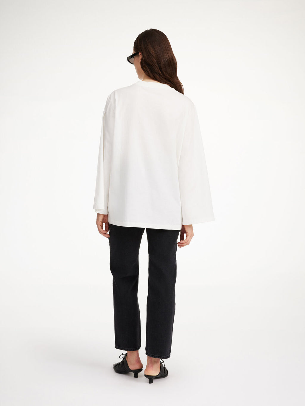 By Malene Birger Fayeh langermet t-skjorte i hvit, med oversized passform og brystlomme, laget av 100% organisk bomull.