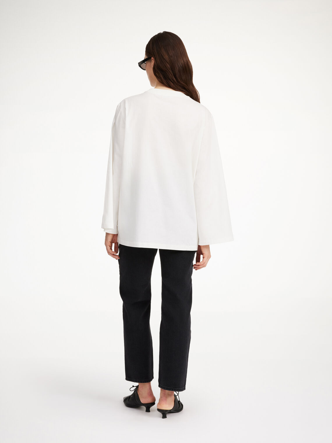 By Malene Birger Fayeh langermet t-skjorte i hvit, med oversized passform og brystlomme, laget av 100% organisk bomull.