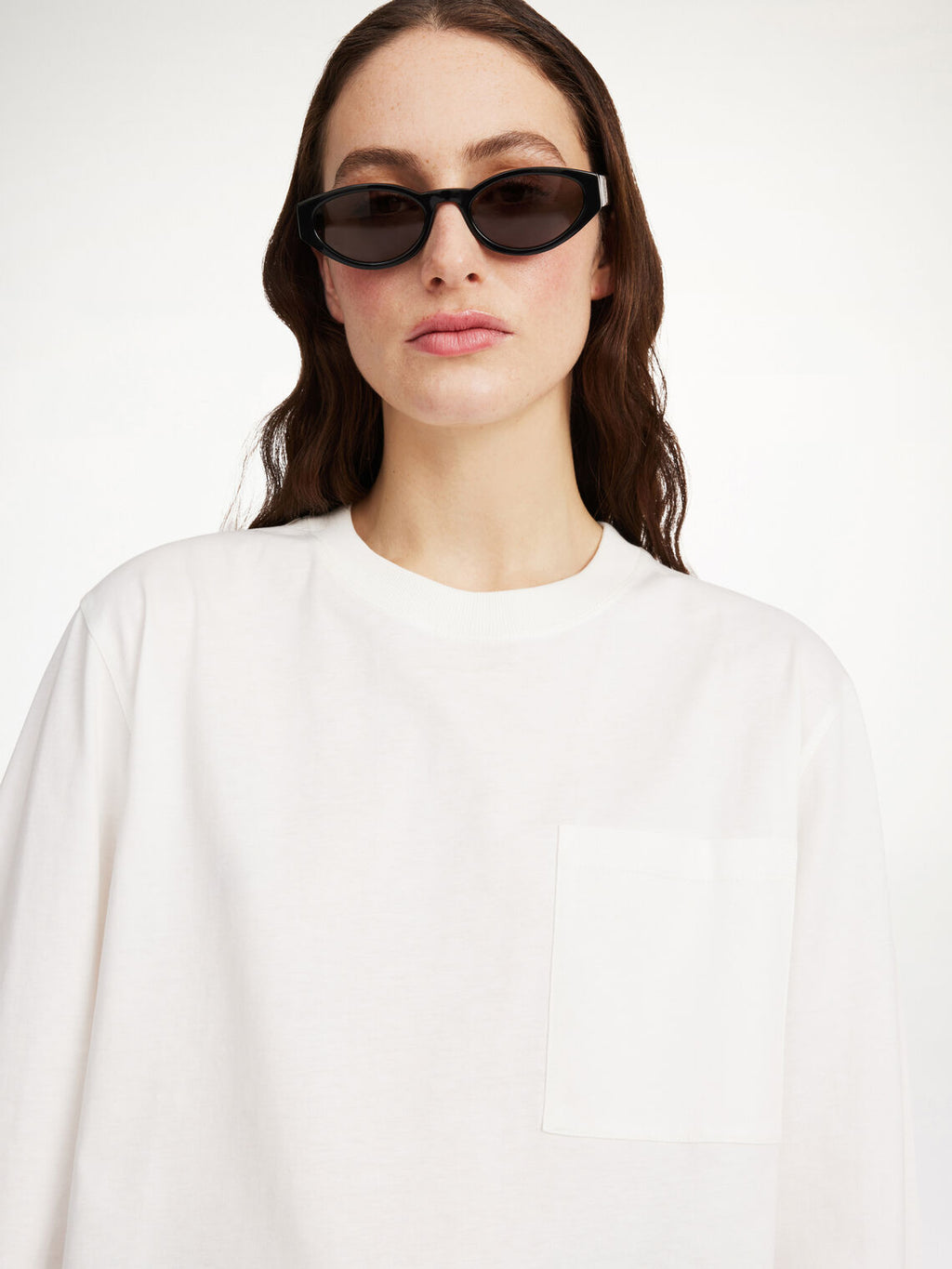 By Malene Birger Fayeh langermet t-skjorte i hvit, med oversized passform og brystlomme, laget av 100% organisk bomull.