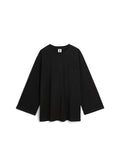 By Malene Birger Fayeh langermet t-skjorte i svart, med oversized passform og brystlomme, laget av 100% organisk bomull.