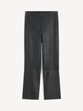 By Malene Birger Florentina skinnbukser i sort, med rette ben og strikk i livet, laget av 100% lammeskinn.
