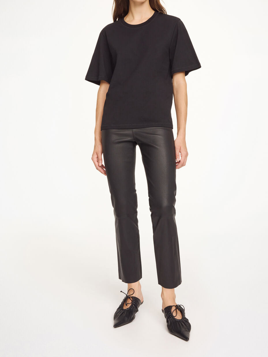 By Malene Birger Florentina skinnbukser i sort, med rette ben og strikk i livet, laget av 100% lammeskinn.
