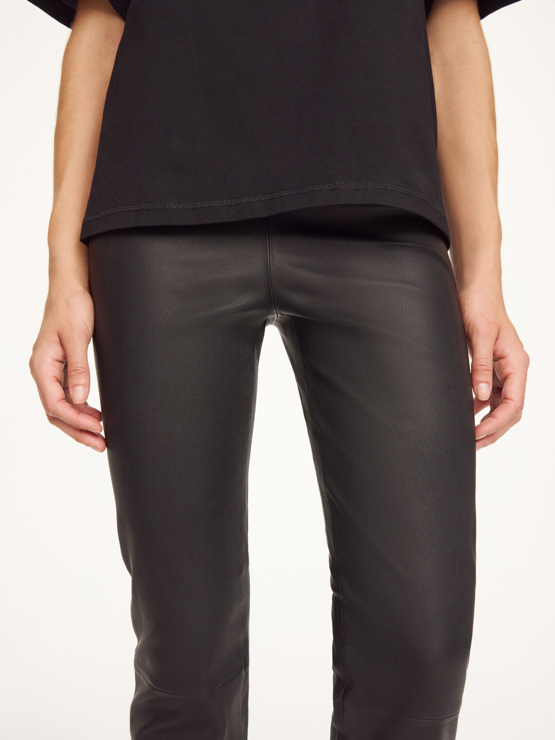 By Malene Birger Florentina skinnbukser i sort, med rette ben og strikk i livet, laget av 100% lammeskinn.
