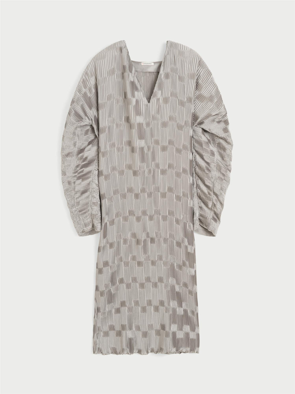 FRANCIS kjole fra By Malene Birger i fargen sølv, laget i 100% resirkulert polyester. Løs silhuett med v-hals og "dolman"-ermer.