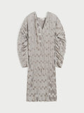 FRANCIS kjole fra By Malene Birger i fargen sølv, laget i 100% resirkulert polyester. Løs silhuett med v-hals og "dolman"-ermer.