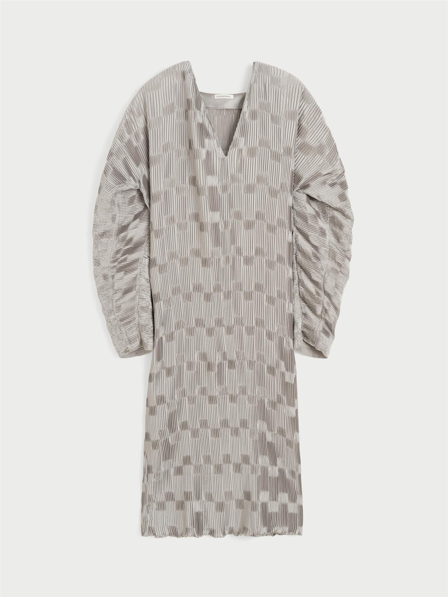 FRANCIS kjole fra By Malene Birger i fargen sølv, laget i 100% resirkulert polyester. Løs silhuett med v-hals og "dolman"-ermer.