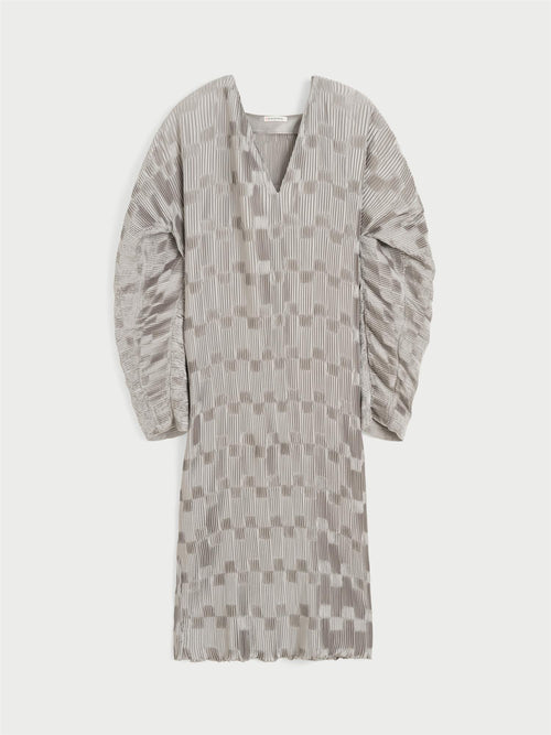FRANCIS kjole fra By Malene Birger i fargen sølv, laget i 100% resirkulert polyester. Løs silhuett med v-hals og "dolman"-ermer.