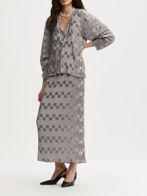 FRANCIS kjole fra By Malene Birger i fargen sølv, laget i 100% resirkulert polyester. Løs silhuett med v-hals og "dolman"-ermer.