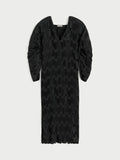 FRANCIS kjole fra By Malene Birger i fargen sort, laget i 100% resirkulert polyester. Løs silhuett med v-hals og "dolman"-ermer.