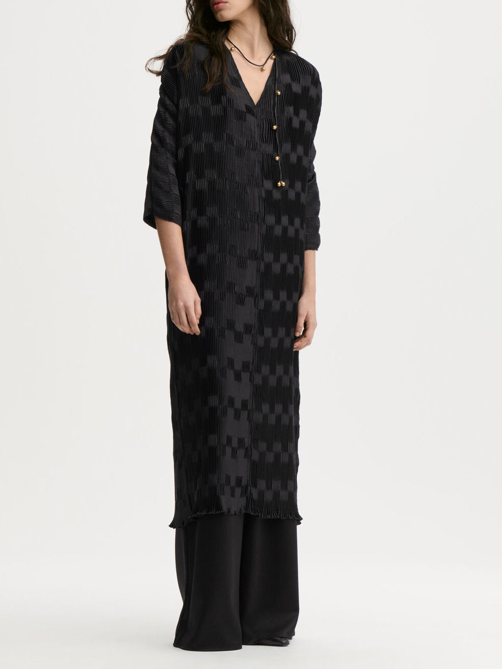 FRANCIS kjole fra By Malene Birger i fargen sort, laget i 100% resirkulert polyester. Løs silhuett med v-hals og "dolman"-ermer.