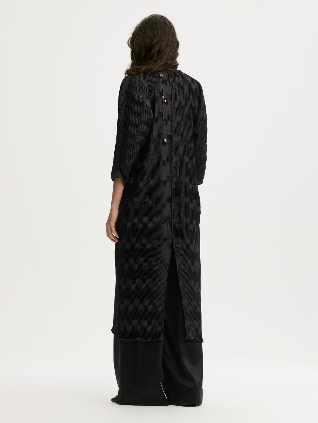 FRANCIS kjole fra By Malene Birger i fargen sort, laget i 100% resirkulert polyester. Løs silhuett med v-hals og "dolman"-ermer.