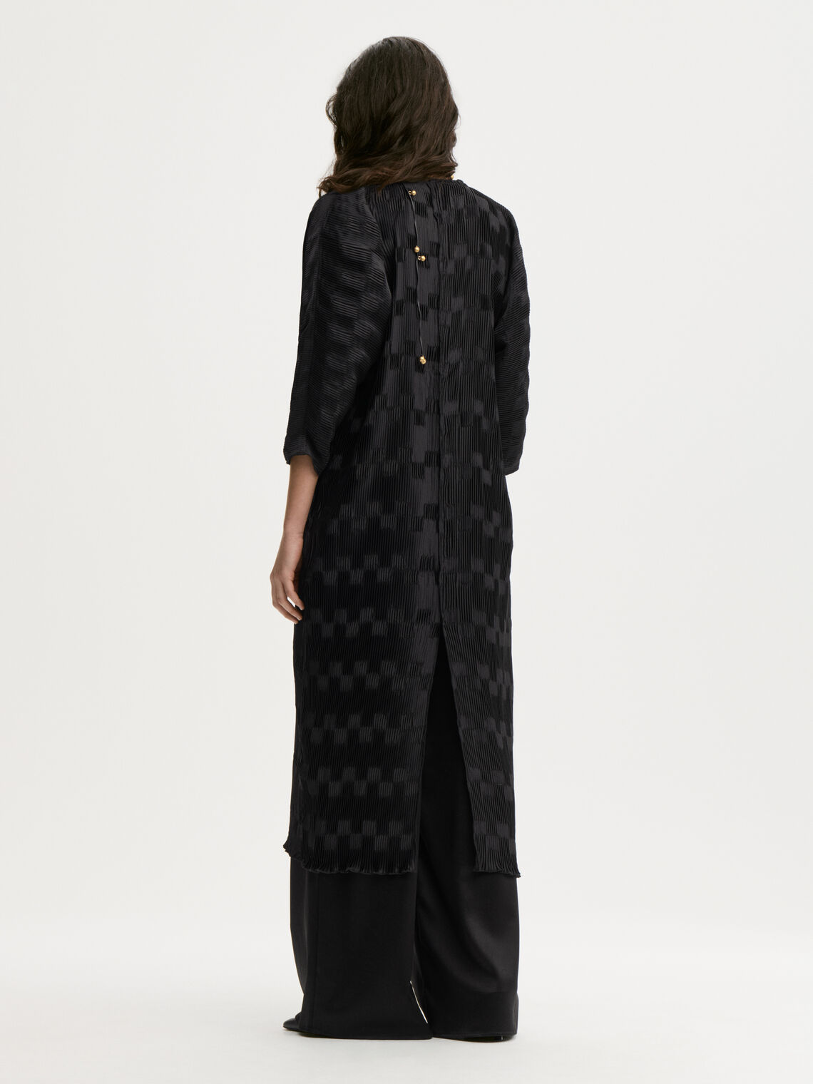 FRANCIS kjole fra By Malene Birger i fargen sort, laget i 100% resirkulert polyester. Løs silhuett med v-hals og "dolman"-ermer.