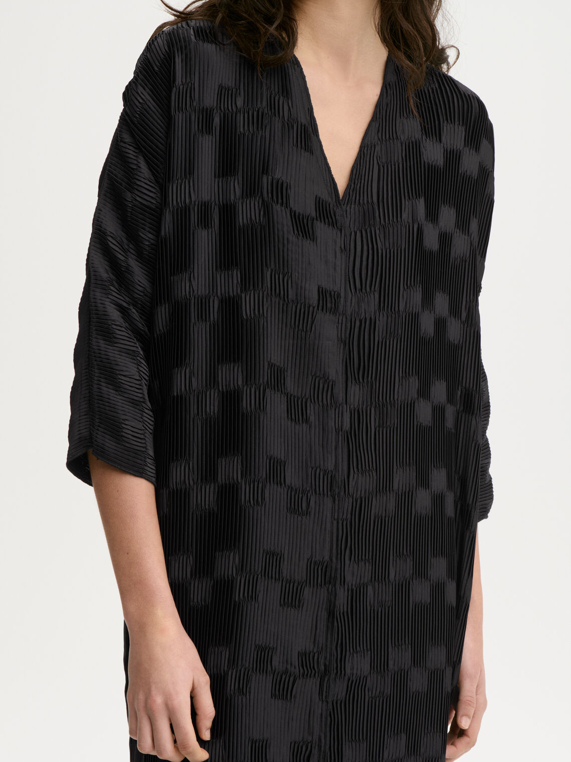 FRANCIS kjole fra By Malene Birger i fargen sort, laget i 100% resirkulert polyester. Løs silhuett med v-hals og "dolman"-ermer.