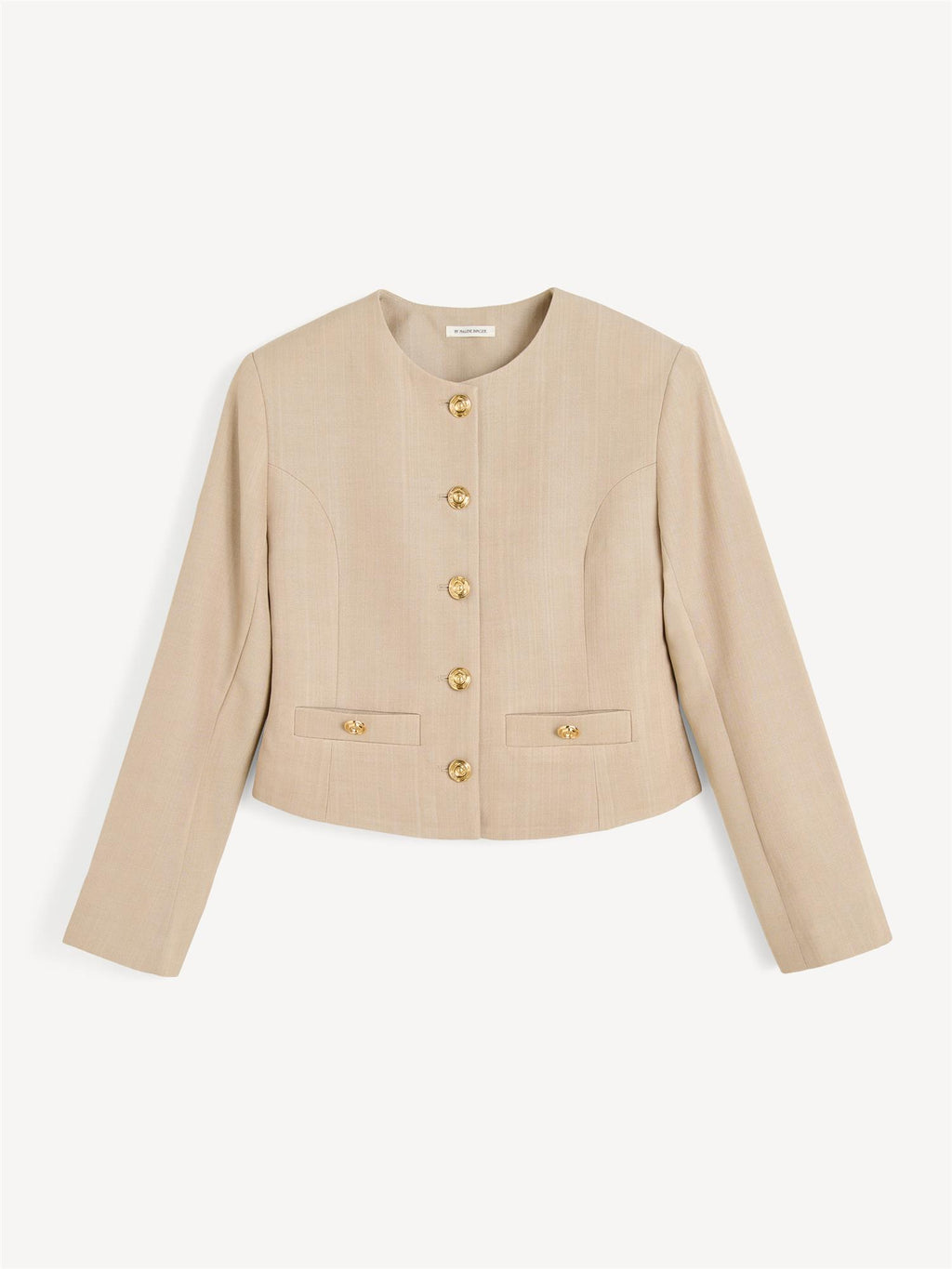 By Malene Birger Frida blazer i beige, med en feminin og nett passform, gullknapper og cropped lengde.