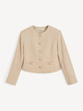 By Malene Birger Frida blazer i beige, med en feminin og nett passform, gullknapper og cropped lengde.