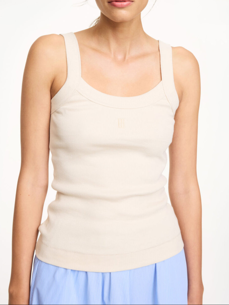 By Malene Birger Frillio topp i krem, laget av organisk bomull og elastan, med et lite monogramprint på brystet og en smal passform.