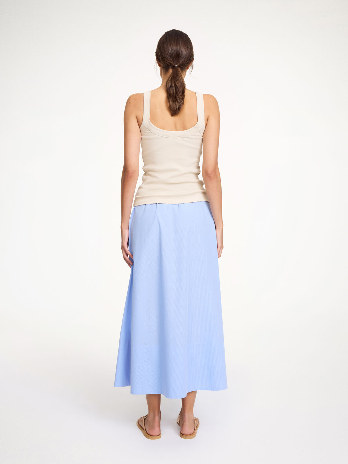 By Malene Birger Frillio topp i krem, laget av organisk bomull og elastan, med et lite monogramprint på brystet og en smal passform.