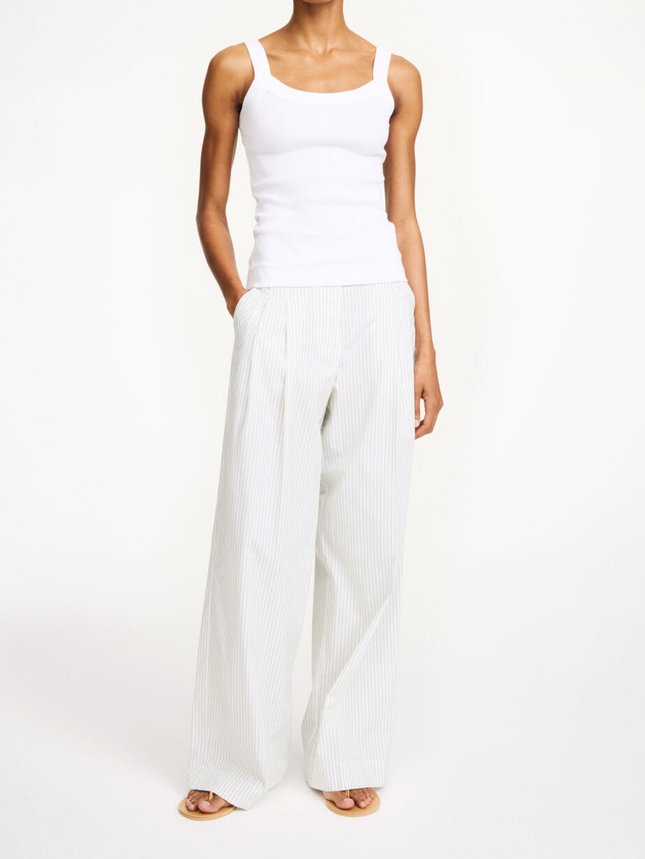 By Malene Birger Frillio topp i hvit, laget av organisk bomull og elastan, med et lite monogramprint på brystet og en smal passform.