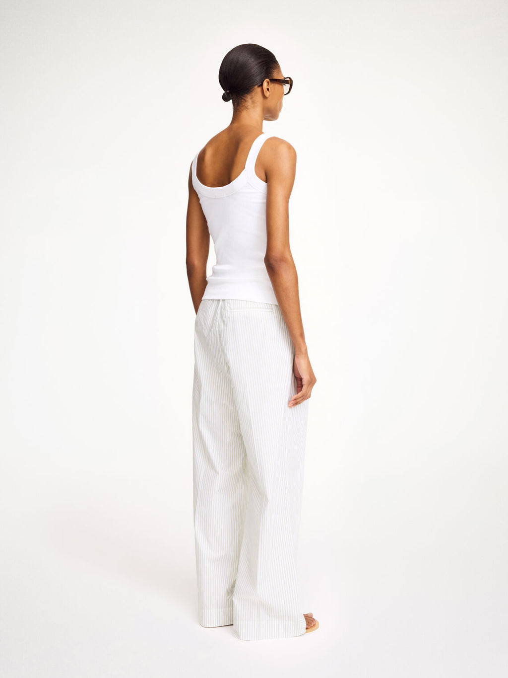 By Malene Birger Frillio topp i hvit, laget av organisk bomull og elastan, med et lite monogramprint på brystet og en smal passform.