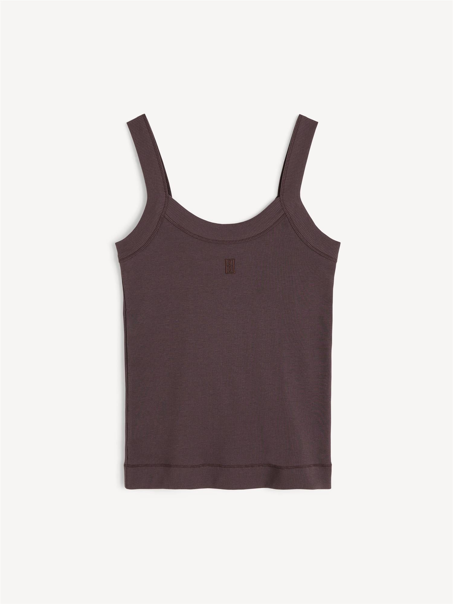 By Malene Birger Frillio topp i mørkebrun, laget av organisk bomull og elastan, med et lite monogramprint på brystet og en smal passform.