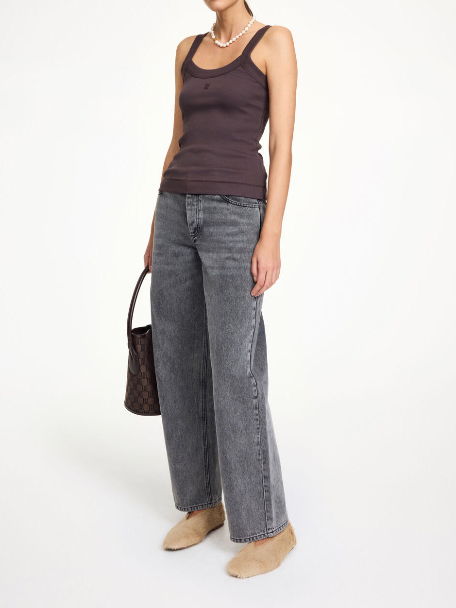 By Malene Birger Frillio topp i mørkebrun, laget av organisk bomull og elastan, med et lite monogramprint på brystet og en smal passform.