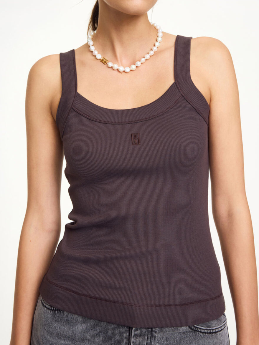 By Malene Birger Frillio topp i mørkebrun, laget av organisk bomull og elastan, med et lite monogramprint på brystet og en smal passform.