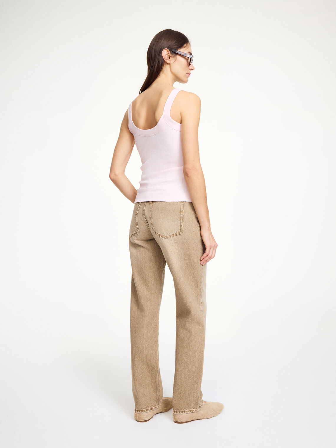 By Malene Birger Frillio topp i rosa, laget av organisk bomull og elastan, med et lite monogramprint på brystet og en smal passform.