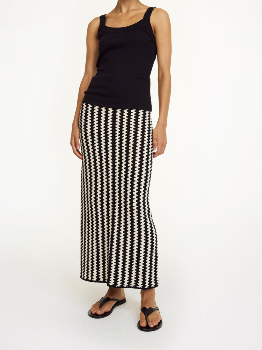 By Malene Birger Frillio topp i sort, laget av organisk bomull og elastan, med et lite monogramprint på brystet og en smal passform.