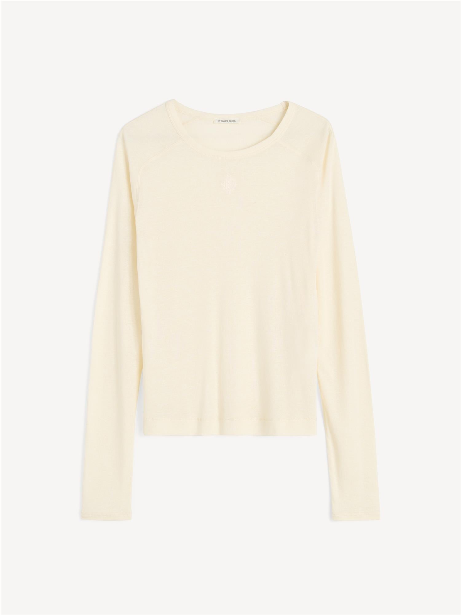 By Malene Birger Fritha genser i kremfarget, med løs passform og brodert monogram, laget av lyocell og organisk hamp.