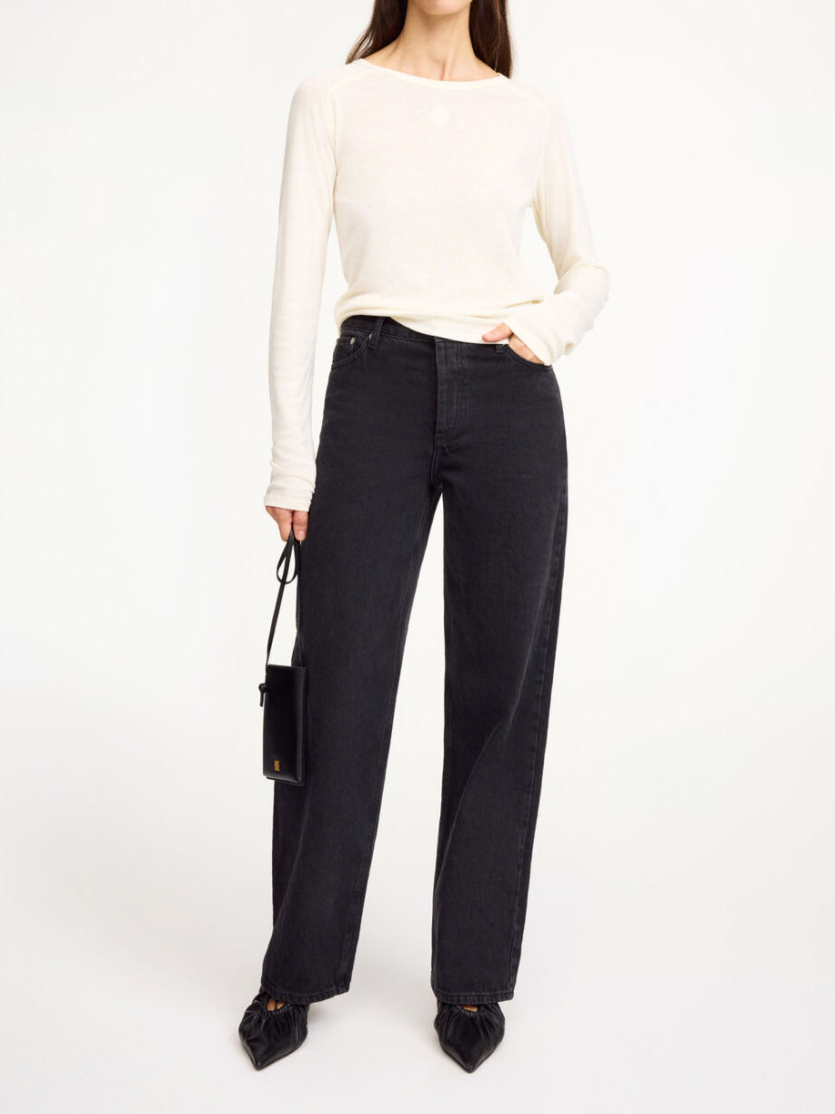 By Malene Birger Fritha genser i kremfarget, med løs passform og brodert monogram, laget av lyocell og organisk hamp.