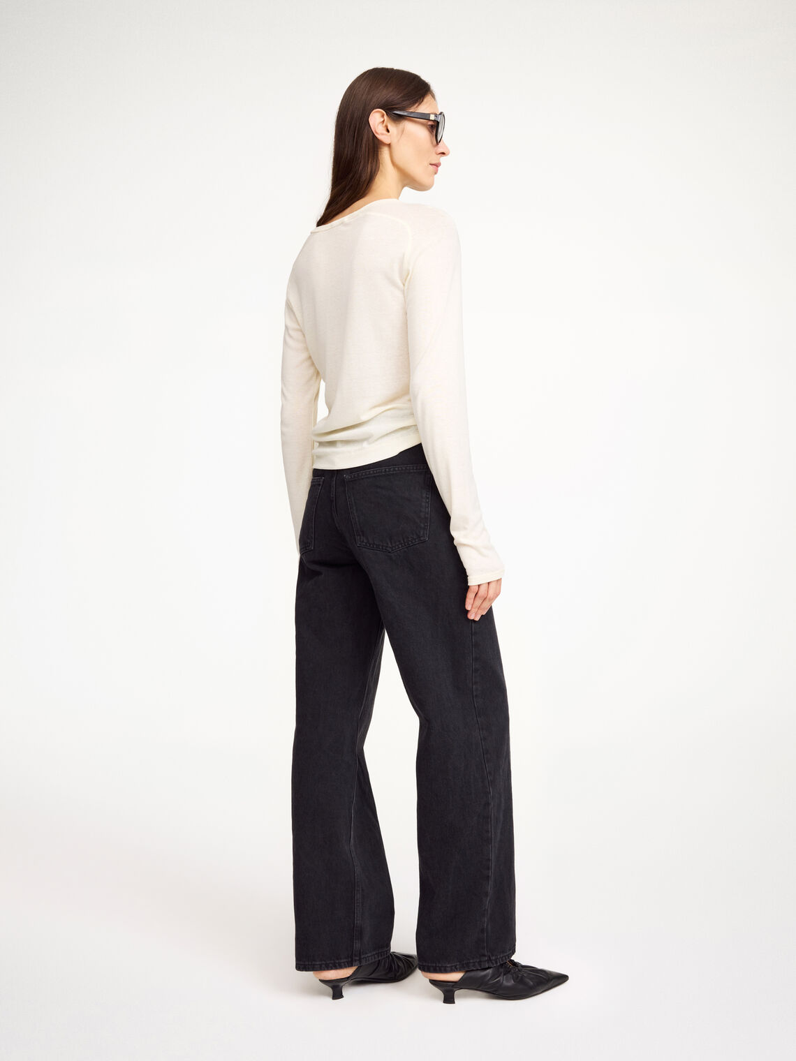 By Malene Birger Fritha genser i kremfarget, med løs passform og brodert monogram, laget av lyocell og organisk hamp.