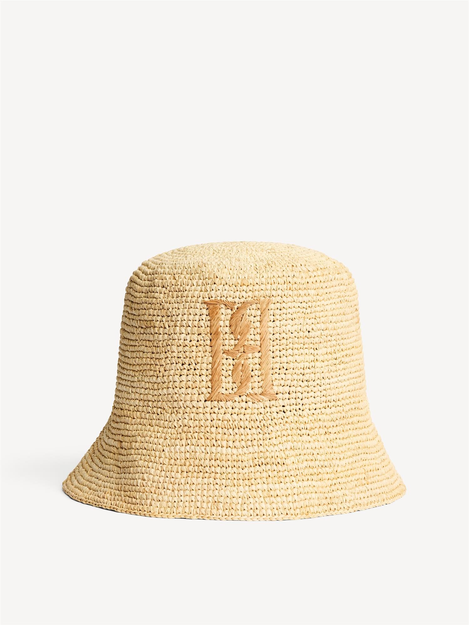 By Malene Birger Gamma hatt i raffia strå, med brodert monogram i front og skygge for solen.