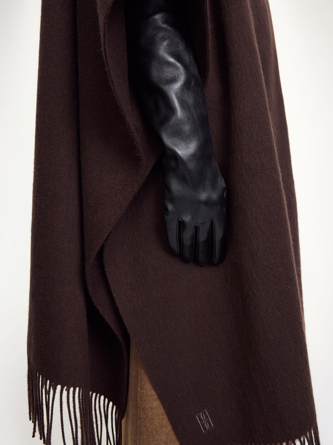 By Malene Birger Gemi lange skinnhansker i sort, laget av 100% saueskinn med brodert monogram.