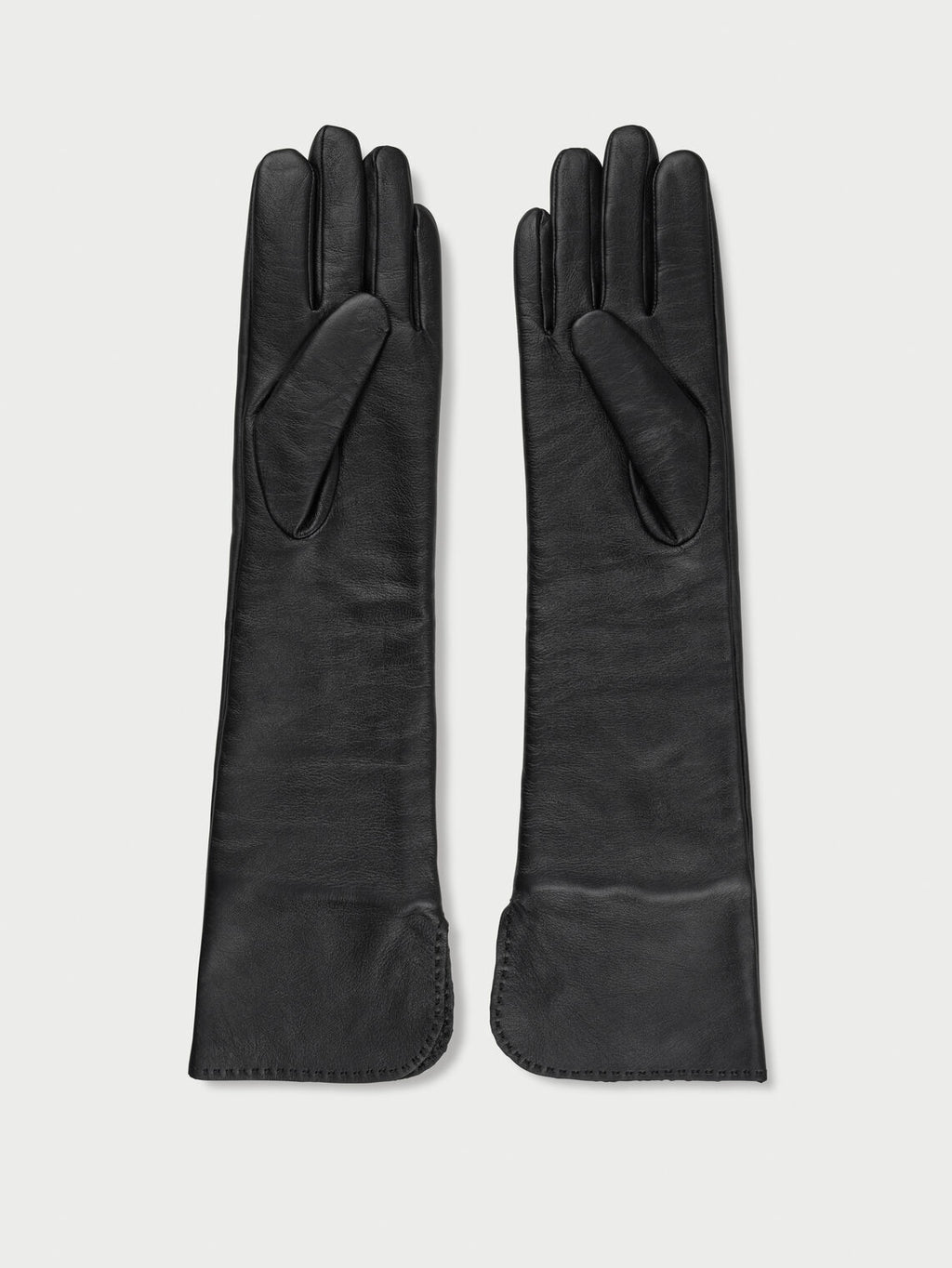 GEMILO hansker fra By Malene Birger i fargen sort, laget i 100% saueskinn. Albuehøye med brodert monogram.